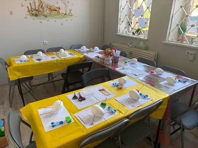 Paruošti stalai su priemonėmis prieš edukaciją
